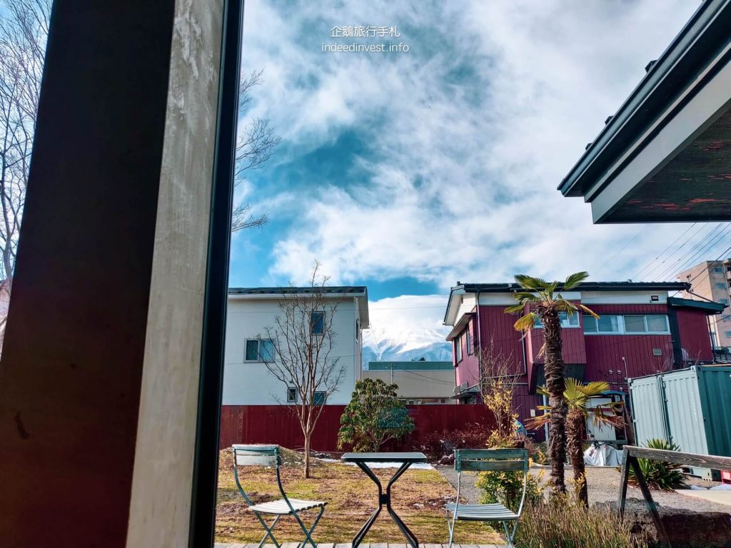 window-view-kagelow-mountain-fuji-hostel